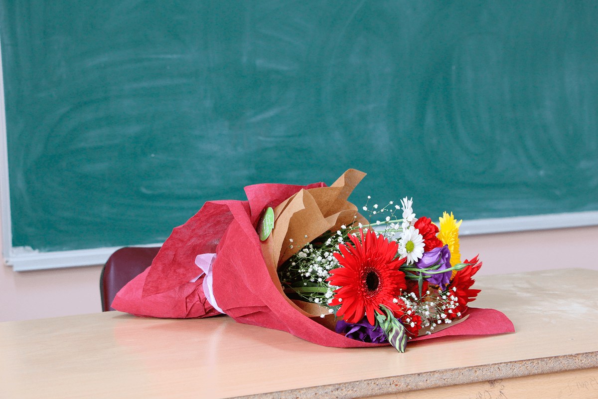 Какие цветы подарить учителям на последний звонок